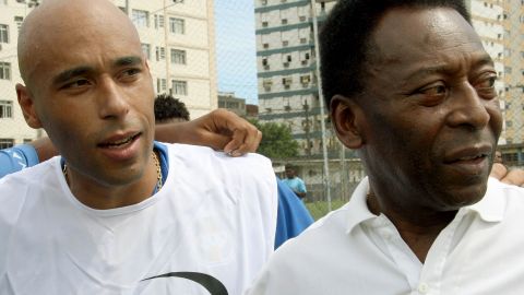 Edinho junto a Pelé.