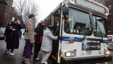 Acusan a conductor de autobús hispano de violar a una estudiante en Nueva York