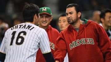 Shohei Ohtani y Adrián González se saludan antes del juego de preparación entre Japón y México en Tokio el 10 de noviembre del 2016.