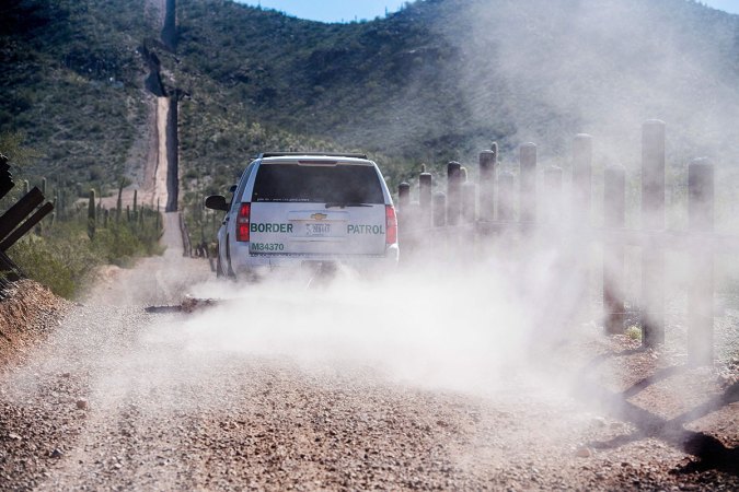 CBP anuncia el cierre temporal del paso fronterizo de Lukeville, Arizona, ante el incremento de migrantes