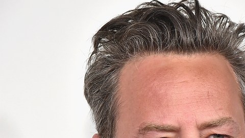 La desesperada medida que Matthew Perry tomó para dejar las drogas: “Se pegó las manos a las piernas”