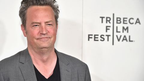 La desesperada medida que Matthew Perry tomó para dejar las drogas: “Se pegó las manos a las piernas”