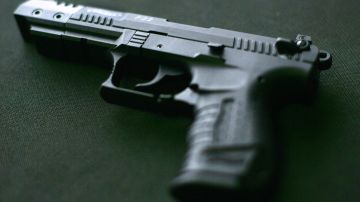 Hombre de Michigan acusado de posesión ilegal del arma que usó un niño de 2 años para dispararse fatalmente