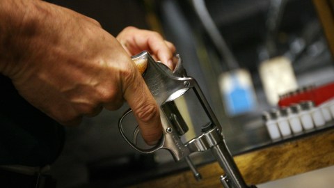Bodegueros de Nueva York se hacen con armas de fuego ante ola criminal que azota a comerciantes