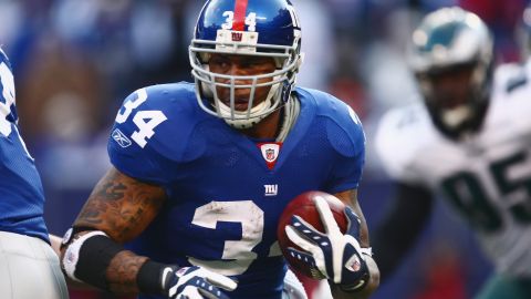 EAST RUTHERFORD, NJ - JANUARY 11: Derrick Ward #34 of the New York Giants runs the ball against the Philadelphia Eagles during the NFC Divisional Playoff Game on January 11, 2009 at Giants Stadium in East Rutherford, New Jersey. The Eagles defeated the Giants 23 -11. (Photo by Chris McGrath/Getty Images)