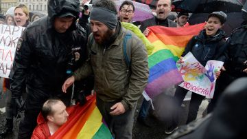 Policía realiza redadas en bares LGBT de Moscú, acusan organizaciones y medios