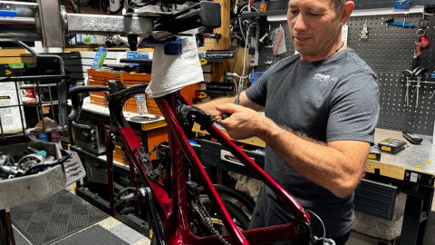 El ciclista Héctor Hugo Hernández crea el taller de bicicletas 3H Cycling. (Cortesía Ángel Hernández)