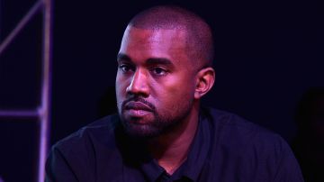 Kanye West sorprendió al público al presentarse con una capucha negra al estilo del Ku Klux Klan.