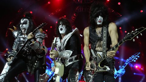 Gene Simmons, bajista y vocalista de KISS, reveló que se está invirtiendo alrededor de 200 millones de dólares en este innovador espectáculo de avatares.