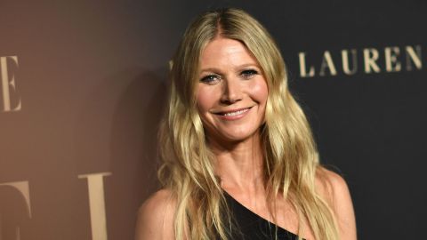 Gwyneth Paltrow lució un bikini rosa, dejó su cabello suelto y ligeramente despeinado.