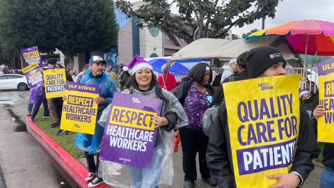 La lluvia no pudo detener a los trabajadores.
