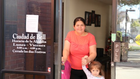 María Romero es residente de Bell.