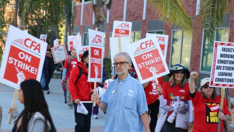 Profesores se manifiestan en Cal State University Los Angeles.