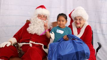 Estudiantes de cinco primarias recibieron regalos y conocieron a Santa.