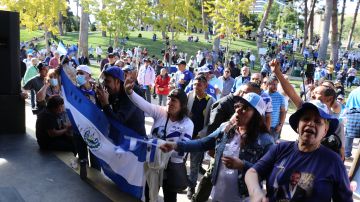 Salvadoreños en LA se reúnen en el parque MacArthur para respaldar al presidente Nayib Bukele.