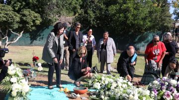 Los supervisoras Hilda Solís y Janice Hahn depositan rosas blancas en la tumba de los fallecidos en 2020 y cuyos cuerpos no fueron reclamados.