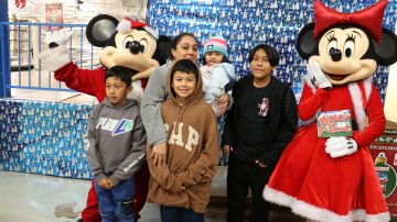 Marisela Salvador y sus hijos Abigail, Aiden y Jacob, junto a Mickey Mouse y Minnie Mouse en el Hollenbeck Youth Center.