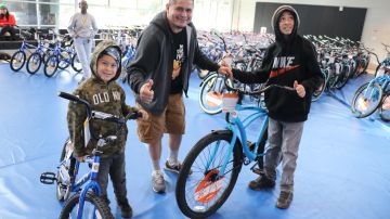 José Figueroa y sus pequeños Chris y Anthony con sus bicicletas nuevas.