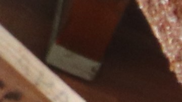 Anne David y su esposo Gerrald trabajan en la decoración de la carroza "Bee the Solution".