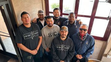 Ocho residentes de Los Ángeles de origen mexicano se unen para formar la pequeña empresa '8 Chavos'. (Araceli Martínez/La Opinión)