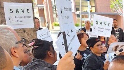 Estudiantes y aliados protestaron contra el cierre de la escuela de leyes The People's of Law College en Los Ángeles. (Cortesía Tessie Borden)
