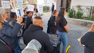Estudiantes y aliados protestaron contra el cierre de la escuela de leyes The People's of Law College en Los Ángeles. (Cortesía Tessie Borden)