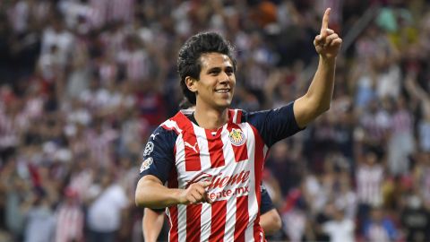 José Juan Macías celebra uno de sus goles con Chivas.