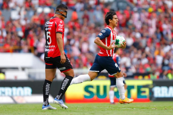 José Juan Macías celebra su último gol con Chivas.