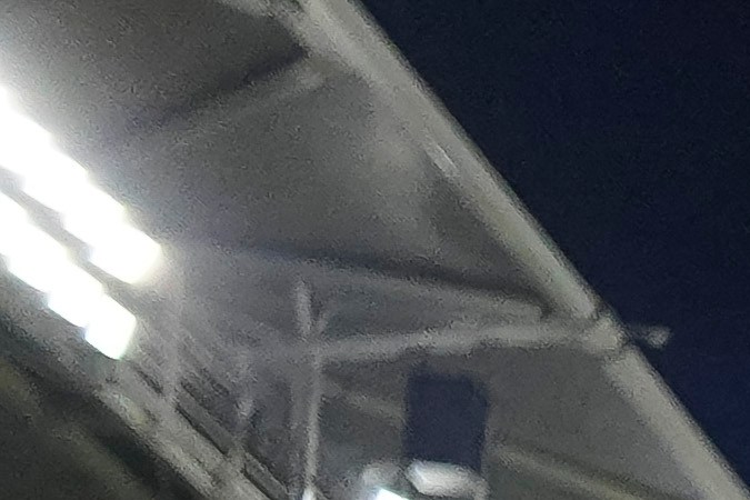 Santiago Giménez levanta el trofeo de Campeón de Campeones con Cruz Azul.