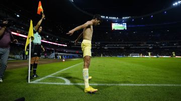 Jurgen Damm celebra un gol al estilo de Cristiano Ronaldo.