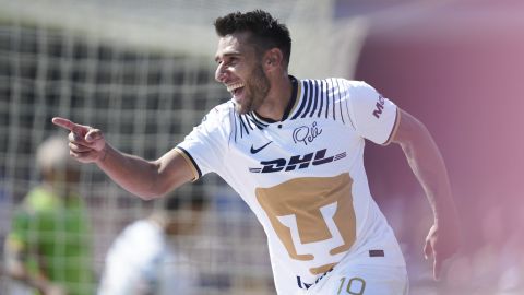 Eduardo Salvio celebra un gol con Pumas.