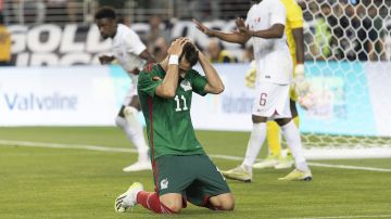 Santiago Giménez en lamento durante un partido de México.