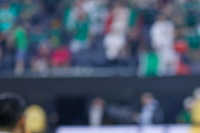 Santiago Giménez besa la Copa Oro.