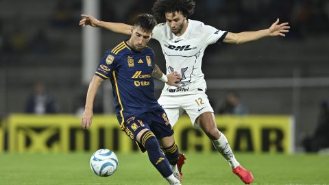 Fernando Gorriarán disputa el balón con el "Chino" Huerta en el duelo entre Tigres y Pumas de la temporada regular.