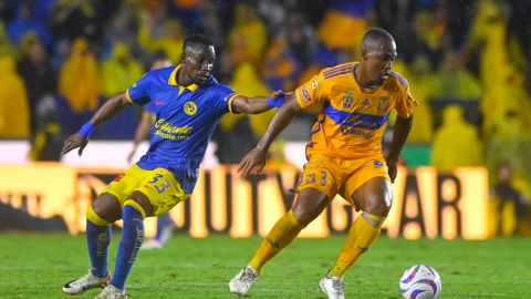 Julián Quiñones (i) y Samir de Souza (d) disputan un balón en el encuentro entre Tigres y América de la fase regular.