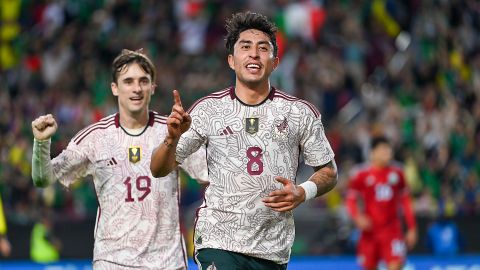 Omar Govea en celebración de gol con el seleccionado mexicano.