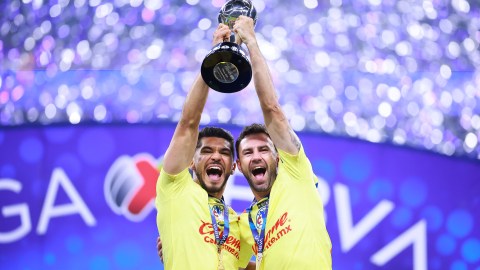 Layún levantó el trofeo junto con Henry Martín