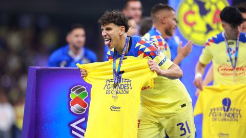 Igor Lichnovsky en festejo con su medalla de campeón,, durante el partido de vuelta de la Final del torneo Apertura 2023.