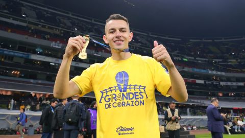 El canterano del Real madrid presume su medalla de campeón con América.