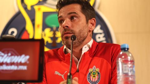 Fernando Gago en su presentación oficial con las Chivas de Guadalajara.