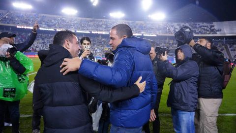 Xavi Hernández y André Jardine se saludan en el amistoso entre América y FC Barcelona.