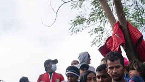 La ola de inmigrantes continúa haciéndose presente en la frontera texana