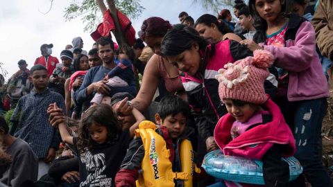 La ola de inmigrantes continúa haciéndose presente en la frontera texana