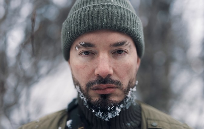 J Balvin para su tema "Amigos" desde Alaska.