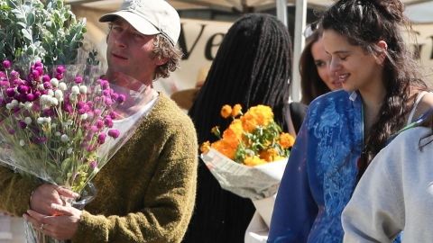 Rosalía y Jeremy Allen en un mercado de West Hollywood.