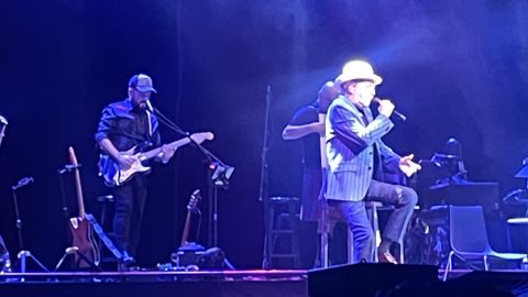 Joaquín Sabina en el "Contra Todo Pronóstico Tour" en el Youtube Theater en Los Ángeles.