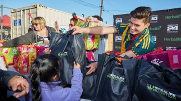 El mediocampista del Galaxy Jonathan Pérez distribuye regalos para niños y familias de A Place Called Home.