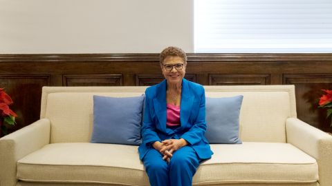 La alcaldesa Karen Bass posa para un retrato en su oficina en el Ayuntamiento de Los Ángeles.(Isaac Ceja/La Opinion)