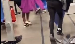 El 19 de noviembre un grupo de17  personas robó casi $12,000 de una tienda NIke en Huntington Park.