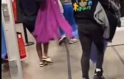 El 19 de noviembre un grupo de17  personas robó casi $12,000 de una tienda NIke en Huntington Park.